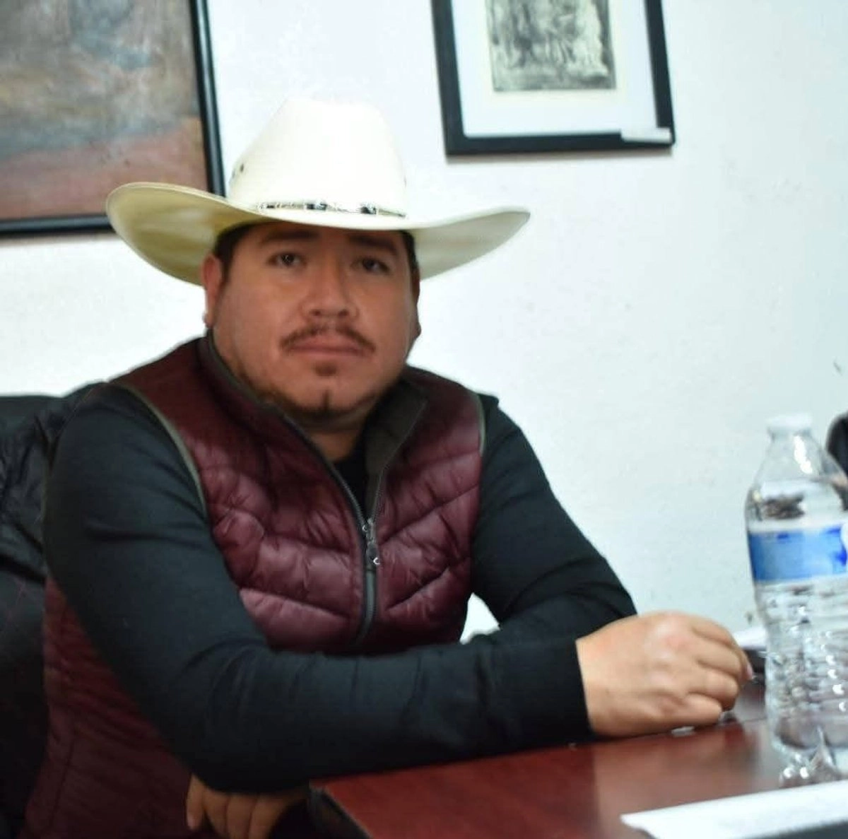 Ramírez Zárate recibió varios impactos de bala, por lo que perdió el control de su vehículo, el cual terminó fuera de la carretera. 