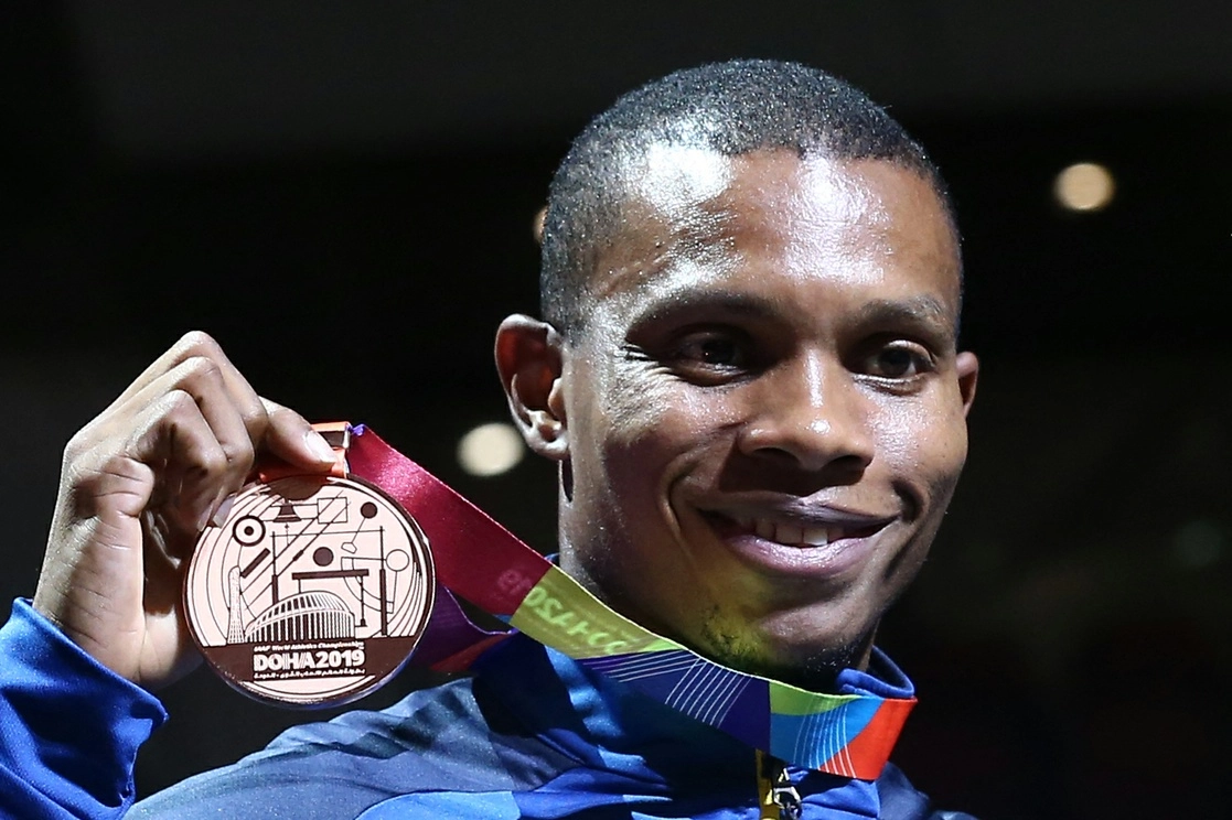 Alex Quiñónez muestra la medalla de bronce que obtuvo en el Mundial de Atletismo de Doha 2019, donde corrió los 200 metros en 19.98 segundos. Foto Afp / Archivo