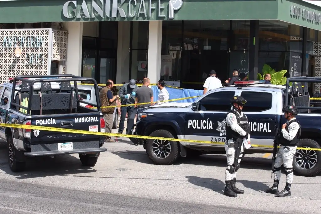 La versión oficial de la policía zapopana es que el mando ingresó al lugar a pedir su desayuno y una vez en el interior fue atacado a disparos. Foto: Arturo Campos Cedillo