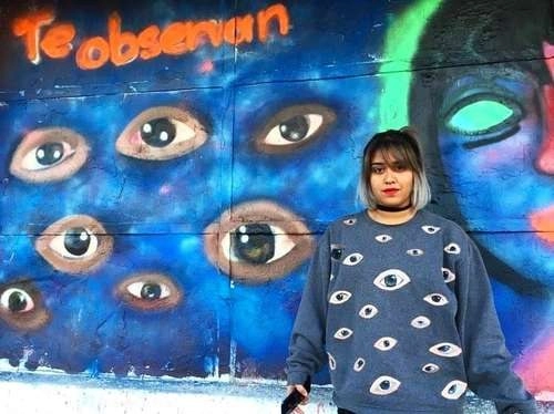 Isabel Cabanillas de la Torre, activista, pintora y diseñadora, fue hallada sin vida y con impactos de bala la madrugada del sábado en el centro de Ciudad Juárez. Amigos, familiares y activistas se manifestaron ayer para exigir justicia. La imagen fue tomada del perfil de Facebook de la joven