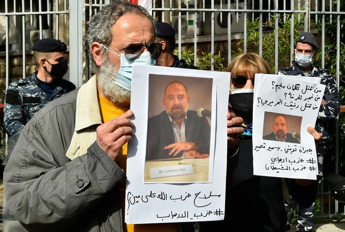 Manifestantes sostienen fotografías del activista Lokman Slim durante una manifestación en Beirut. Foto Afp