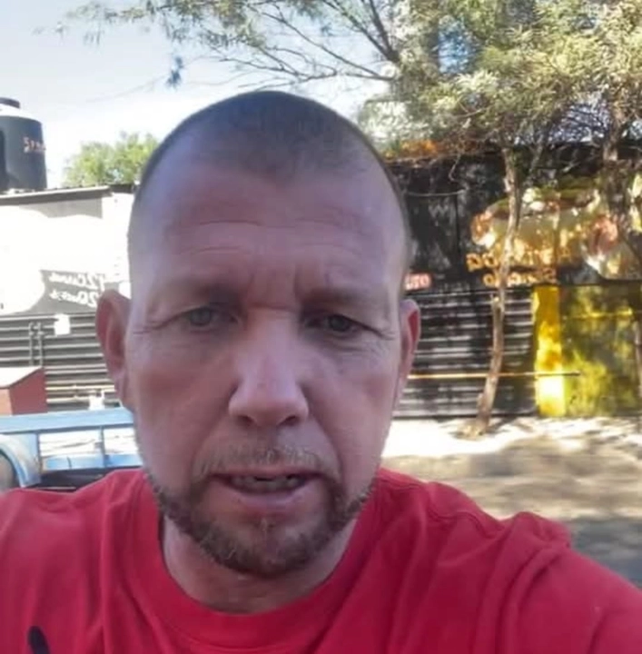 El ahora occiso fue un defensor de los pescadores de San Felipe -afectados por la veda a raíz de los intentos por mantener viva a la vaquita marina en el Golfo de California- y encabezó varias movilizaciones contra el centro de operaciones de la organización ambientalista Sea Shepherd. 