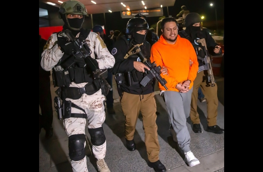 Traslado de David López Jiménez, ‘El Cabo 20’, presunto autor intelectual del asesinato del periodista Margarito Martínez. Foto Omar Martínez / ‘La Jornada Baja California’