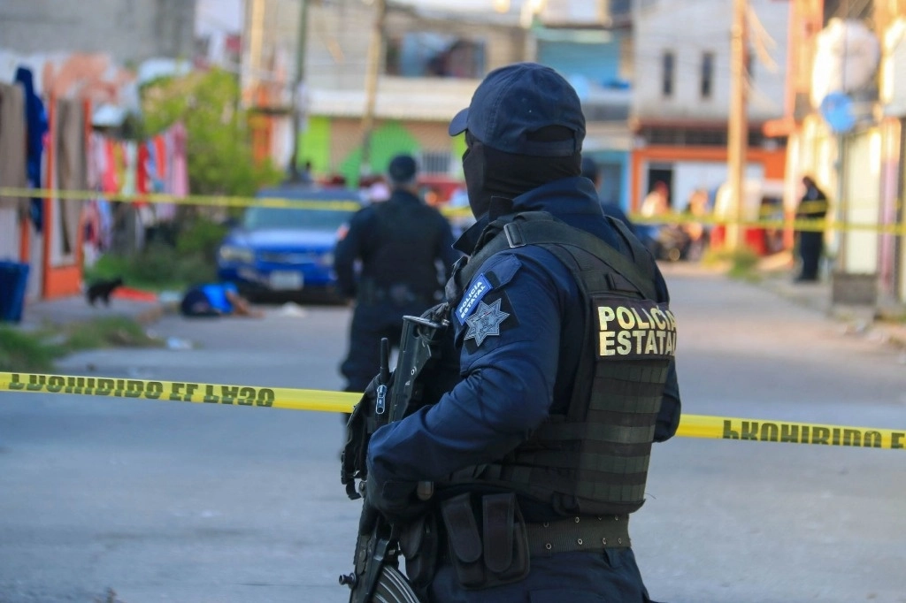 El cuerpo quedó tirado en el piso luego de recibir varios disparos de arma de fuego antes de abordar su vehículo en la colonia Nueva Villahermosa de la capital. Foto Cuartoscuro