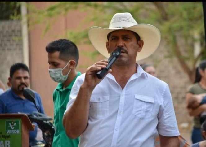 César Arturo Valencia Caballero, munícipe de Aguililla, Michoacán, fue ultimado ayer en su camioneta; el crimen se cometió a unos metros de la cancha de futbol de la localidad. Foto tomada del sitio de https://www.facebook.com/cesar.valenciacaballero / Archivo