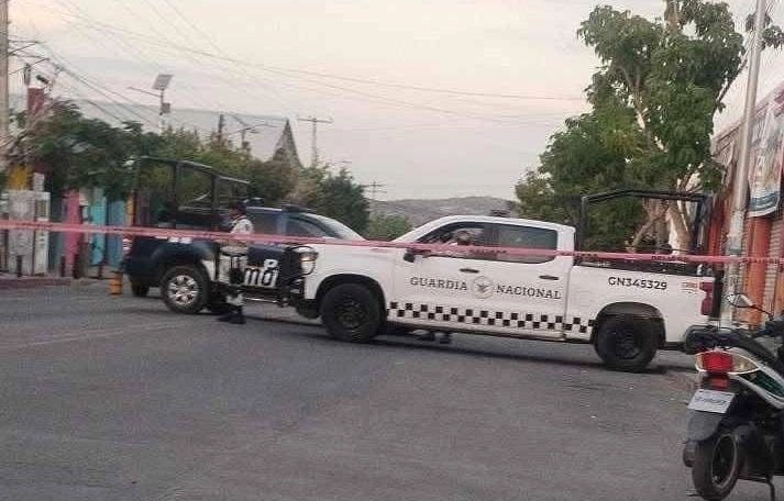 Elementos policiacos acordonaron la zona donde reportaron un asesinato en Cuernavaca, Morelos.