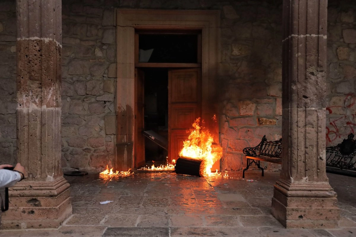 Escena en el palacio de gobierno de Morelia tras el crimen del edil de Uruapan.