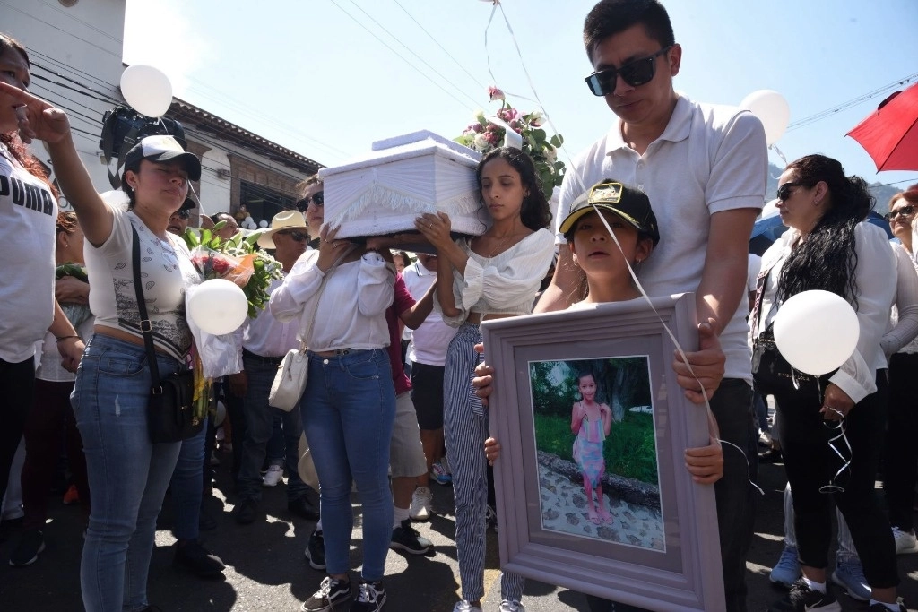 Familiares y pobladores de Taxco, Guerrero, se dieron cita para dar el último a la niña Camila, de ocho años, asesinada en días pasados en Taxco por dos presuntos secuestradores. Foto Cuartoscuro 