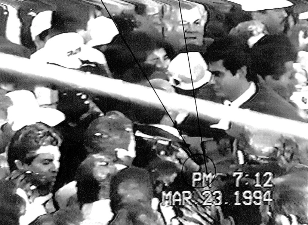 Momento del asesinato del ex candidato del PRI en Lomas Taurinas. Foto tomada de los dictámenes periciales que establecen la identidad de Mario Aburto por la entonces subprocuraduría del caso Colosio 