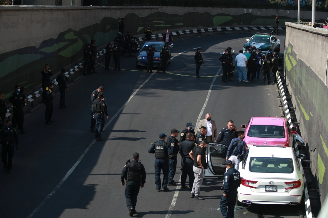 El lunes pasado fue asesinado un hombre cuando conducía su vehículo en el bajo puente de San Antonio Abad, a la altura de la calle Tlaxcoaque, en la colonia Centro. Foto Alfredo Domínguez