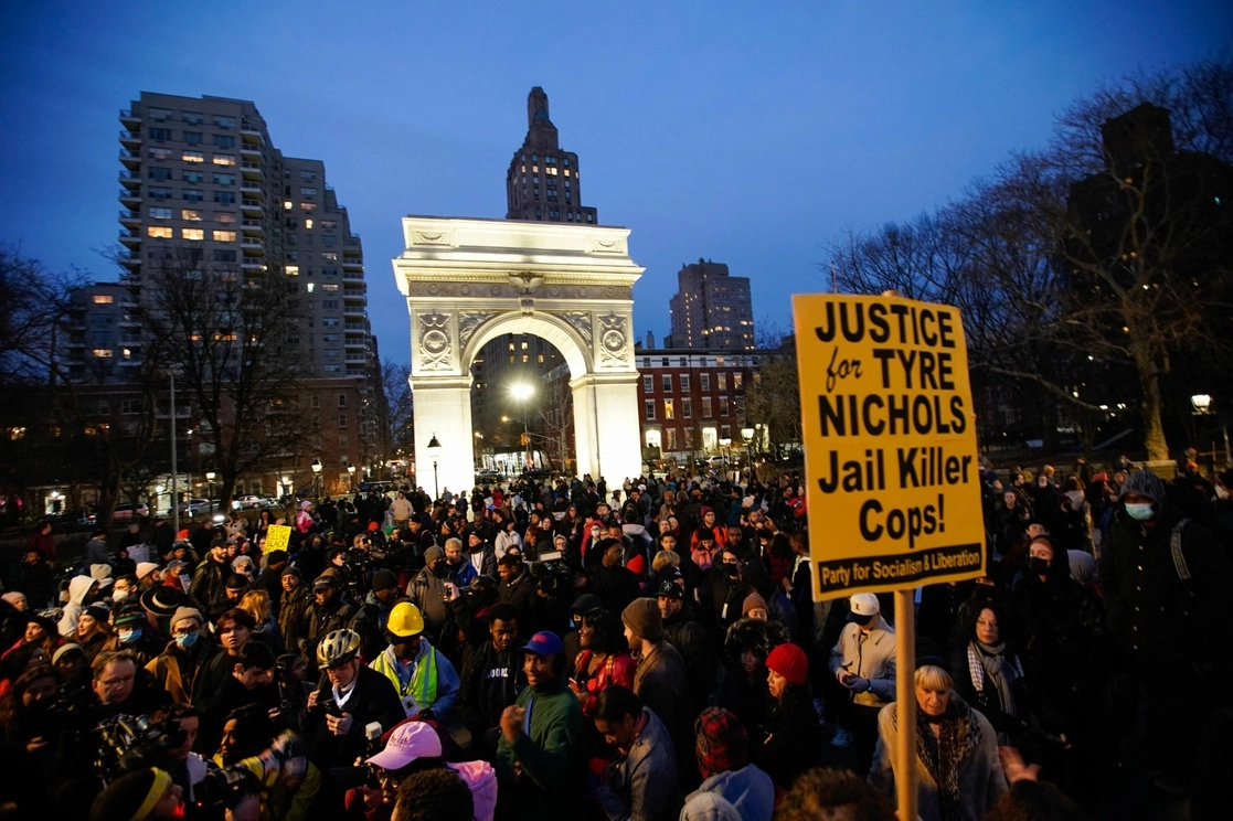 Al grito de “¡estamos cansados de ser golpeados!”, manifestantes ‘tomaron’ este sábado las calles de varias ciudades, como Chicago, Nueva York y Memphis, después de que autoridades de esta última localidad difundieron un video que muestra a Tyre Nichols, de 29 años, siendo sometido y golpeado por cinco policías también afrodescendientes, mientras suplicaba que sólo quería llegar a su casa y llamaba a su madre; en la grabación se puede ver que en ningún momento representó amenaza para los uniformados, quienes fueron despedidos y están acusados de homicidio en segundo grado. La imagen, en Nueva York. Foto Ap