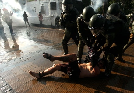 Carabineros reprimen en Santiago una manifestación en repudio al asesinato perpetrado el viernes por policías contra el malabarista Francisco Martínez Romero, de 27 años, cuando efectuaban un control de identidad. El joven, quien llevaba unos machetes para realizar sus actos, se negó a ser revisado. Foto Ap 