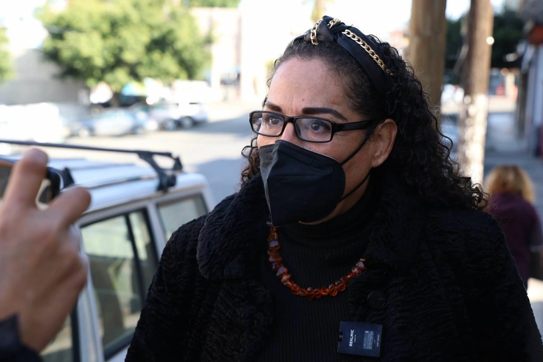 La periodista Lourdes Maldonado durante el proceso de embargo realizado a las instalaciones de PSN después de haber ganado una demanda laboral contra el ex gobernador de Baja California, Jaime Bonilla. Foto Cuartoscuro