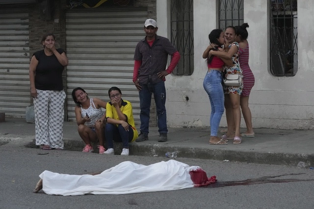 Según el estudio, la escalada de la violencia política o de bandas en Ecuador, Myanmar y otros países ha contribuido a ello. Foto Ap