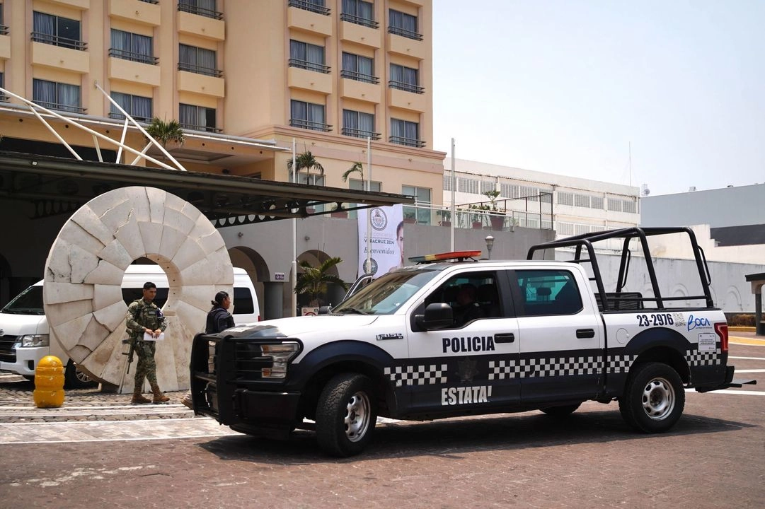 Policías ministeriales junto con Policía Estatal realizan operativo y diligencias en el centro comercial Plaza Las Américas, en Boca del Río. 