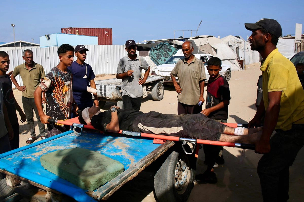 Un palestino herido mientras buscaba ayuda humanitaria en el corredor de Rafah es trasladado a un hospital de campaña en la zona de Mawasi, en el sur de la franja de Gaza, el 30 de julio de 2025.  Foto