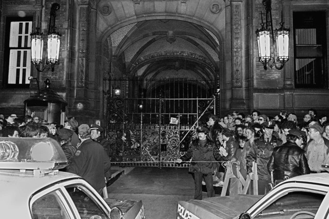 En imagen del 9 de diciembre de 1980, afuera del departamento en que vivía John Lennon, y en el que fue asesinado por Mark David Chapman. Foto Ap 