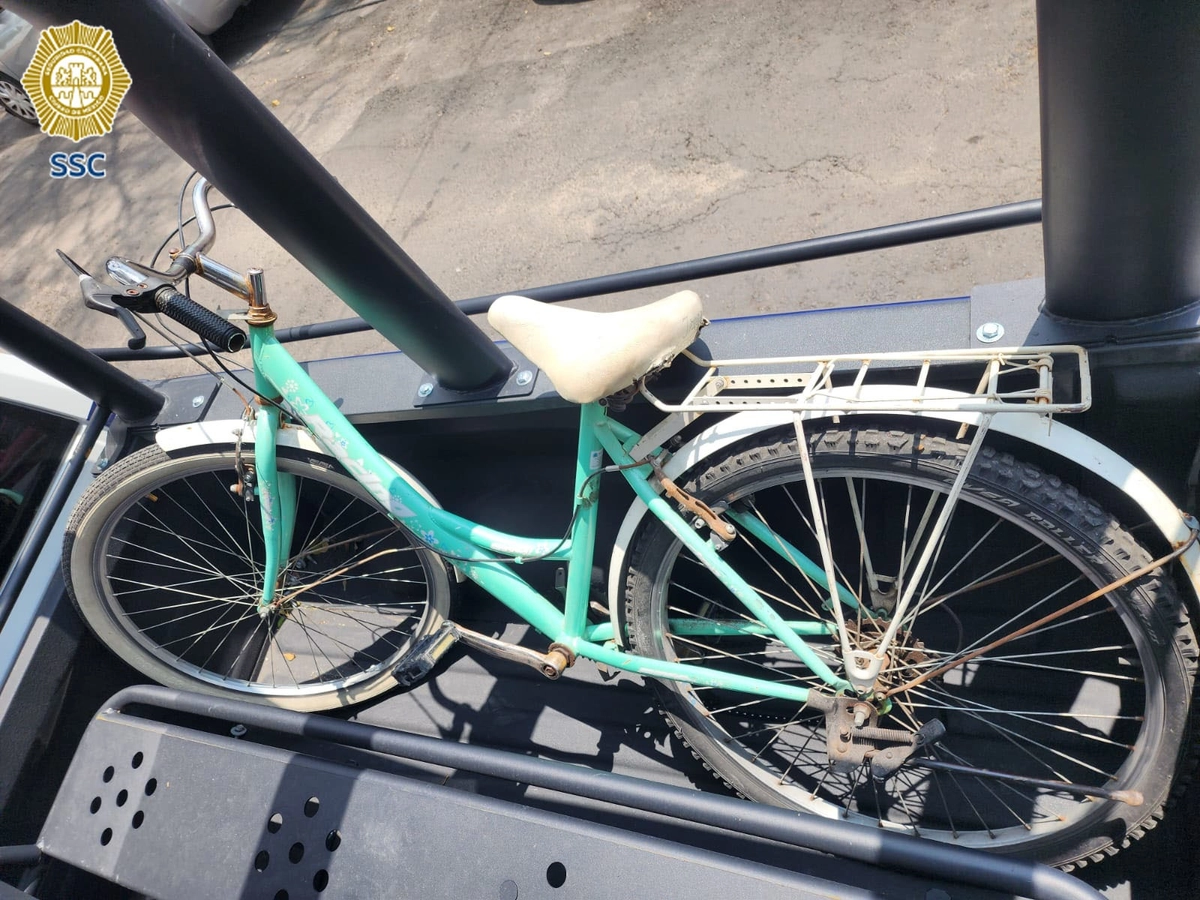 Fue en la calle Segunda Cerrada de Trasimero, donde los uniformados le marcaron el alto, sin embargo, el sujeto abandonó la bicicleta y subió a la azotea de un edificio, lo que originó una persecución que culminó con su detención.  