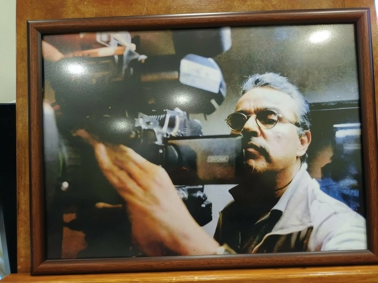 El camarógrafo retirado, Enrique Sosa, laboraba en un estacionamiento privado, ya que su pensión era insuficiente. Foto ‘La Jornada’ 