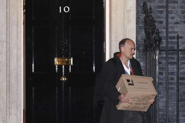 Dominic Cummings fue visto este viernes sacando cajas de Downing Street. Una fuente gubernamental confirmó su salida del gobierno, oficialmente a partir de "mediados de diciembre", a causa de luchas internas. Foto PA vía Ap