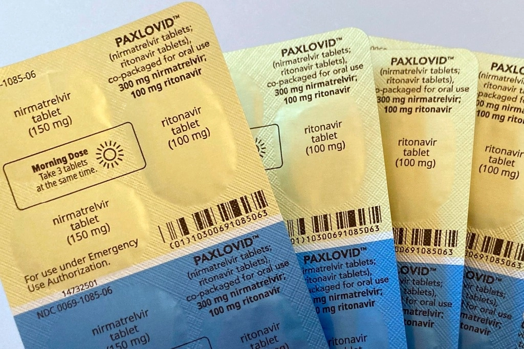 Detalle de los empaques de Paxlovid, un fármaco antiviral desarrollado para tratamiento de casos graves de covid-19. Foto Ap.