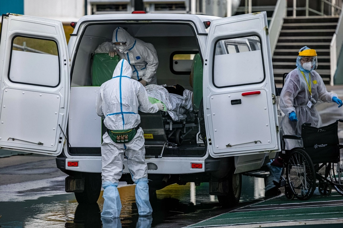 Personal médico traslada a un paciente a un hospital de las afueras de Moscú en un día en que Rusia registró récord de decesos e infecciones. Foto Afp