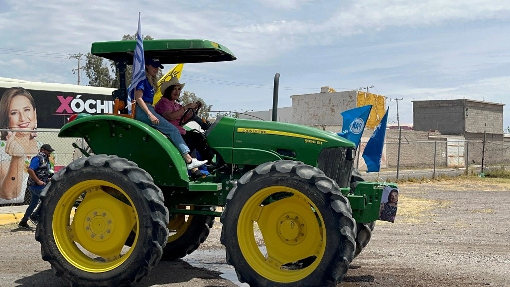 Frente a los simpatizantes relató que “acabé manejando porque aunque no crean, yo soy mujer de campo”. Y al apuntar que sabe “lo que se sufre en el campo”, recalcó que se vive la peor sequía en muchos años. Foto Néstor Jiménez 