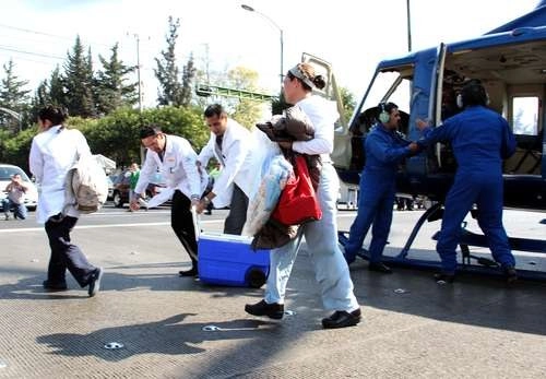 La escasa vigilancia a los establecimientos dedicados a la donación y trasplante de órganos, tejidos y células no garantizó la calidad y seguridad de los trasplantes. En la imagen, personal traslada desde un helicóptero 27 órganos hacia un hospital. Foto Alfredo Domínguez / Archivo