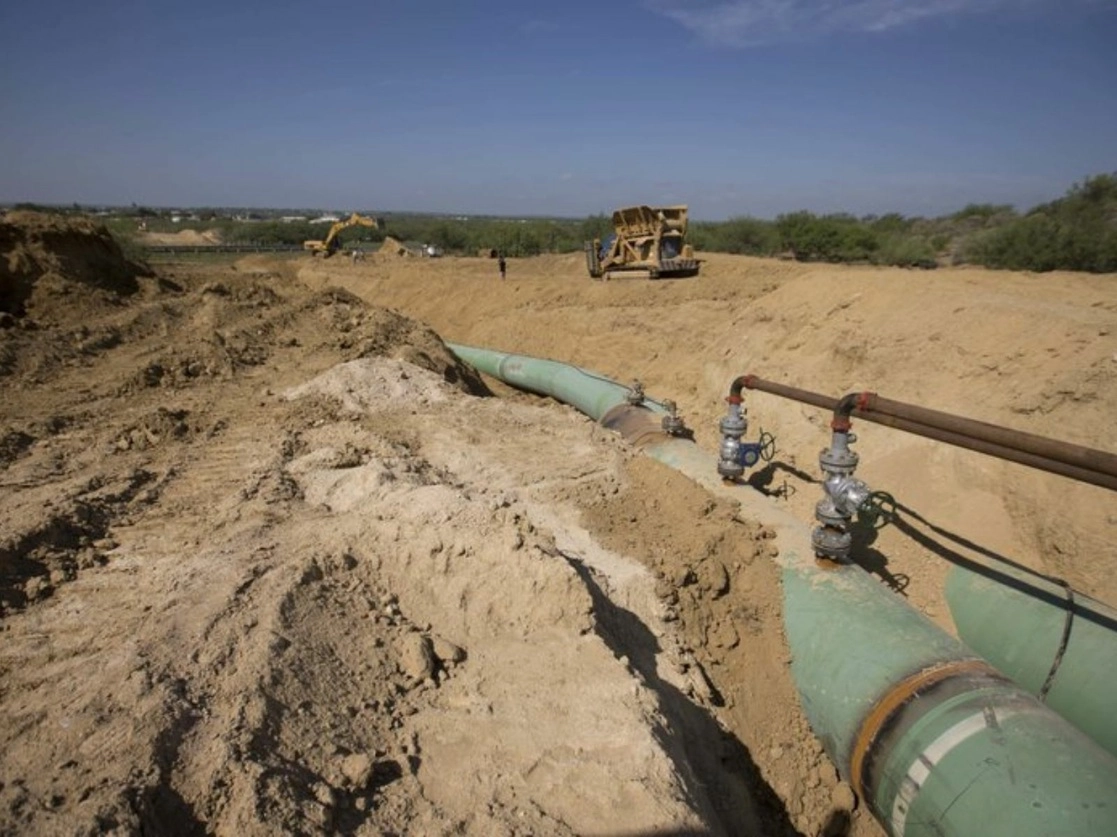 Ductos de Pemex bajo tierra cerca de General Bravo, en el estado de Nuevo León. Foto Ap /Archivo