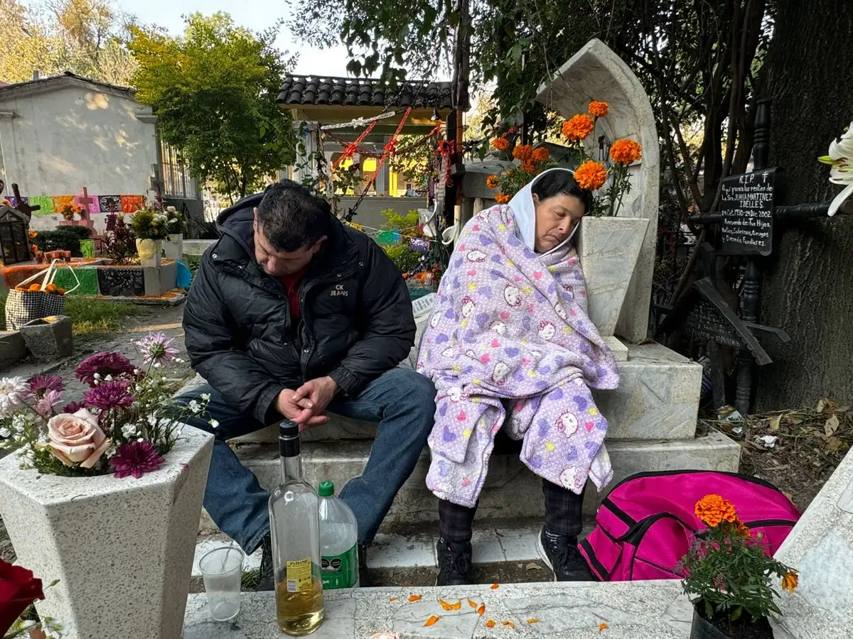 Personas durmieron abrazadas a las tumbas de sus familiares o incluso encima de ellas después de haberlos acompañado durante toda la noche de Todos los Santos en el Panteón de Xilotepec, en Xochimilco en la Ciudad de México, el 2 de noviembre de 2025.