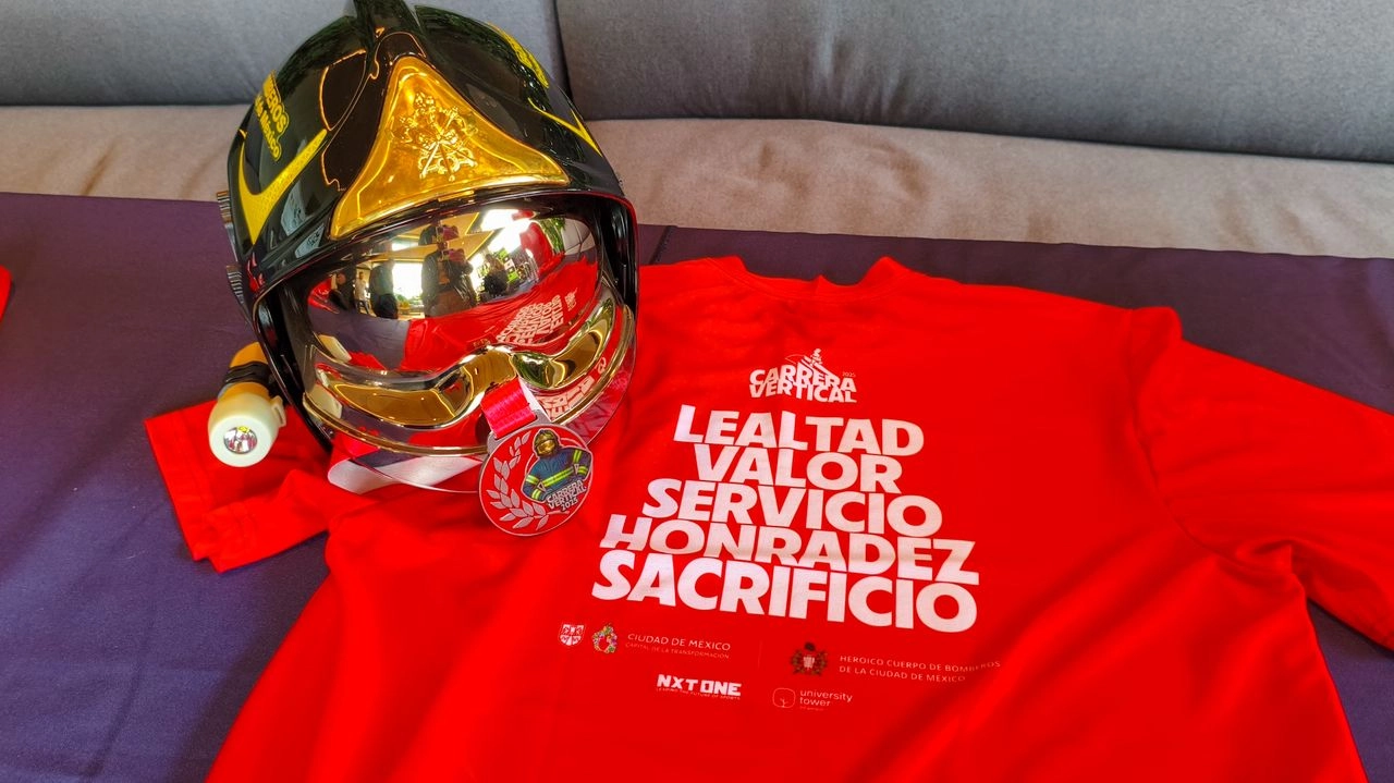 El Cuerpo de Bomberos de la Ciudad de México (HCBCDMX) presentó la playera y medalla de la sexta edición de la Carrera Vertical que se realizará el próximo 28 de junio en University Tower. Foto