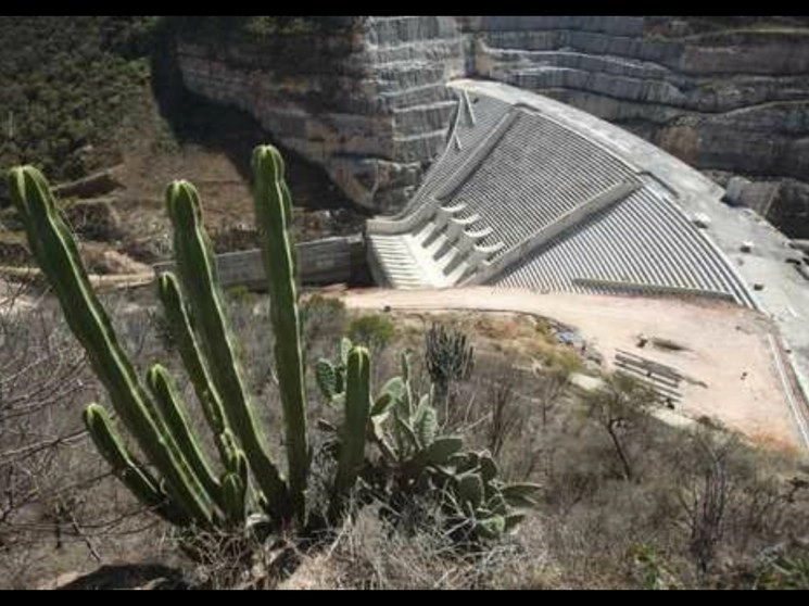 Las obras de la presa El Zapotillo, en los Altos Sur de Jalisco, permanecen detenidas desde julio de 2014, debido a que la Suprema Corte de Justicia de la Nación determinó que la cortina no debe exceder 80 metros de altura, pues de lo contrario se inundarán las localidades de Temacapulín, Acasico y Palmarejo. Foto Arturo Campos Cedillo