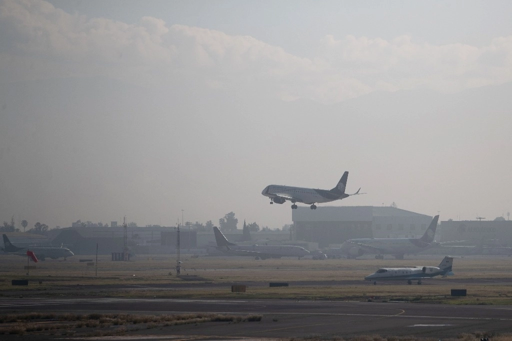 Un avión despega de una de las pistas del AICM en imagen de archivo. Foto Alfredo Domínguez