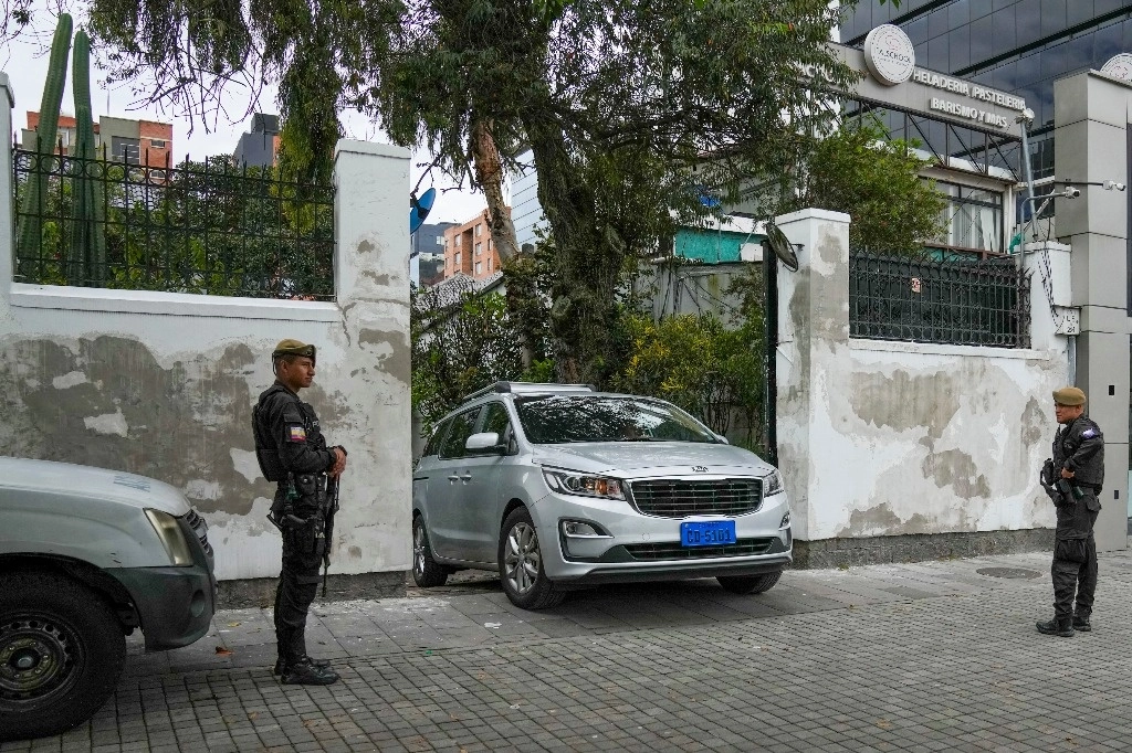 "La concesión de asilo diplomático, en este caso, constituye un acto ilícito del Estado que lo concede, apoya una evasión a la justicia del Estado ecuatoriano y promueve la impunidad", señaló la cancillería en un comunicado. En la imagen, un auto con placas diplomáticas sale de la embajada mexicana en Quito. Foto Afp.