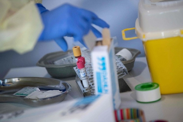 Un empleado del Instituto Robert Koch de salud pública toma muestras de sangre para pruebas de Covid-19, en el municipio de Kupferzell, al sur de Alemania. Foto AFP