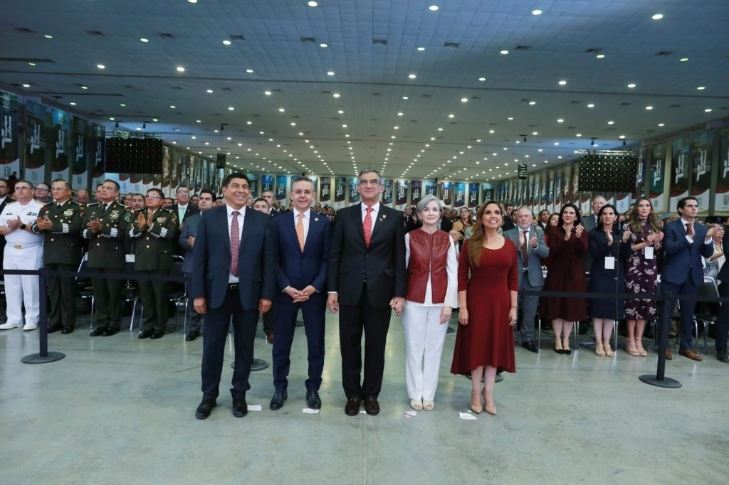 El subsecretario de Desarrollo Democrático, Participación Social y Asuntos Religiosos de Segob, César Yáñez (c,izq) junto con el gobernador de Tamaulipas, Américo Villarreal (c,der). Foto Segob  