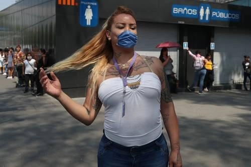 Trabajadoras sexuales de la capital recibieron ayer una tarjeta bancaria en la que el gobierno local les depositará un subsidio por la emergencia sanitaria .Foto José Antonio López.