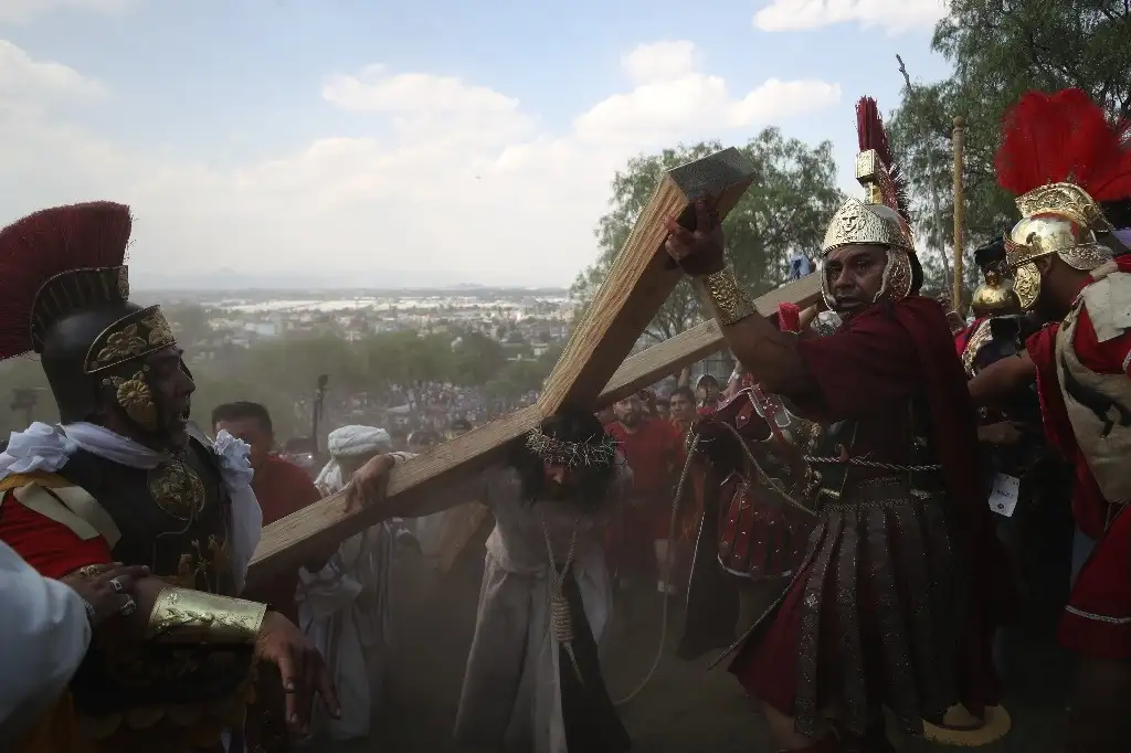 David Uriel González, de 24 años, representó el papel de Jesús durante las celebraciones de Semana Santa en la alcaldía Iztapalapa. Foto Yazmín Ortega