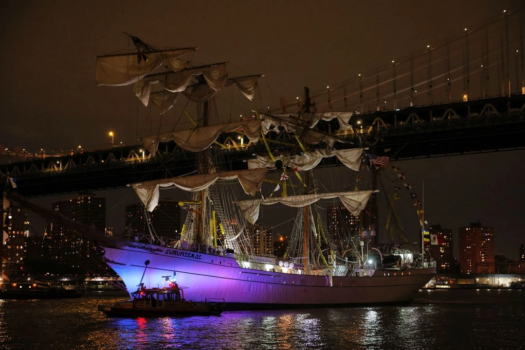 Una unidad portuaria del Departamento de Policía de Nueva York pasa frente al Cuauhtémoc, un buque escuela de la Armada de México, encallado cerca del Puente de Manhattan tras colisionar con el Puente de Brooklyn, el sábado 17 de mayo de 2025, en Nueva York. Foto