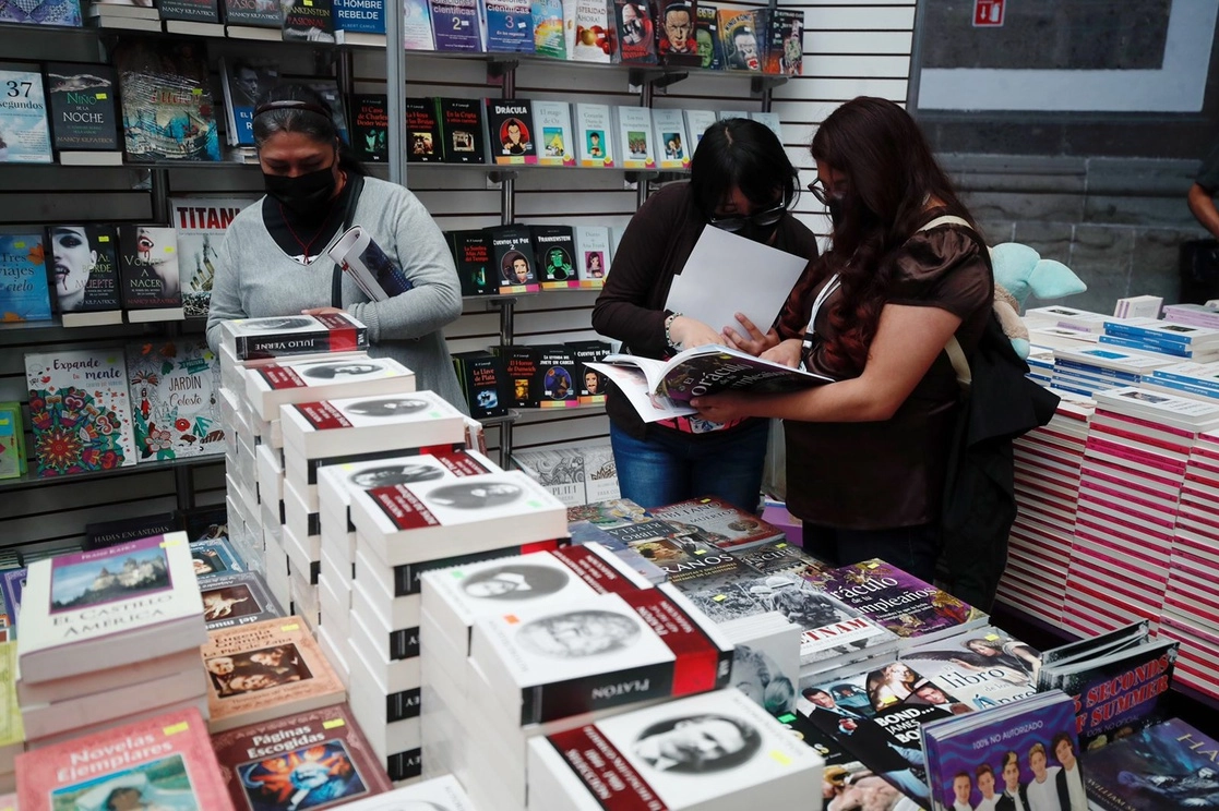 Asistentes a la 44a. Edición de la Feria Internacional del Libro del Palacio de Minería, en la Ciudad de México, el 26 de febrero de 2023. Foto Cristina Rodríguez