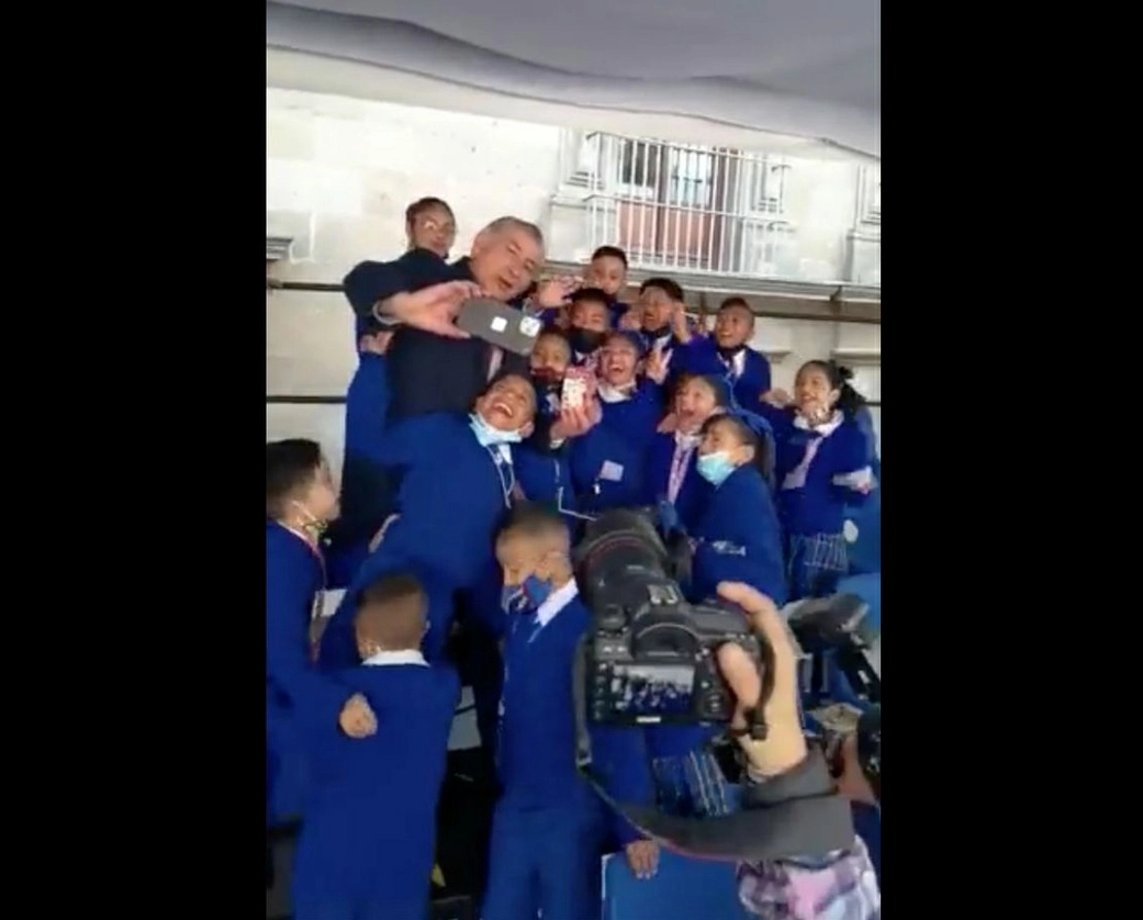 El secretario de Gobernación Adán Augusto López, se tomó una foto con los niños que asistieron a la Marcha de la Lealtad, realizada en el Zócalo capitalino, el 9 de febrero de 2023. Imagen tomada de un video difundido a través del Twitter de adan_augusto