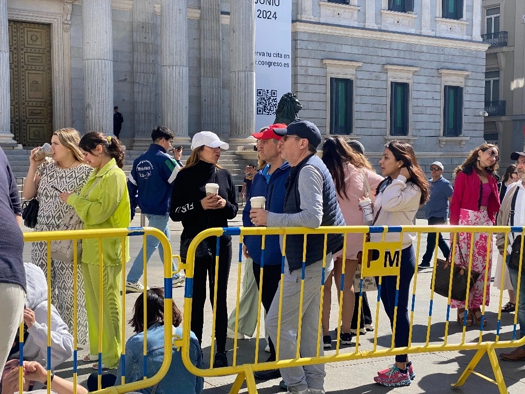 En Madrid, la sede del consulado mexicano se convirtió en un tumultuoso centro de votación. Foto Armando G. Tejeda 