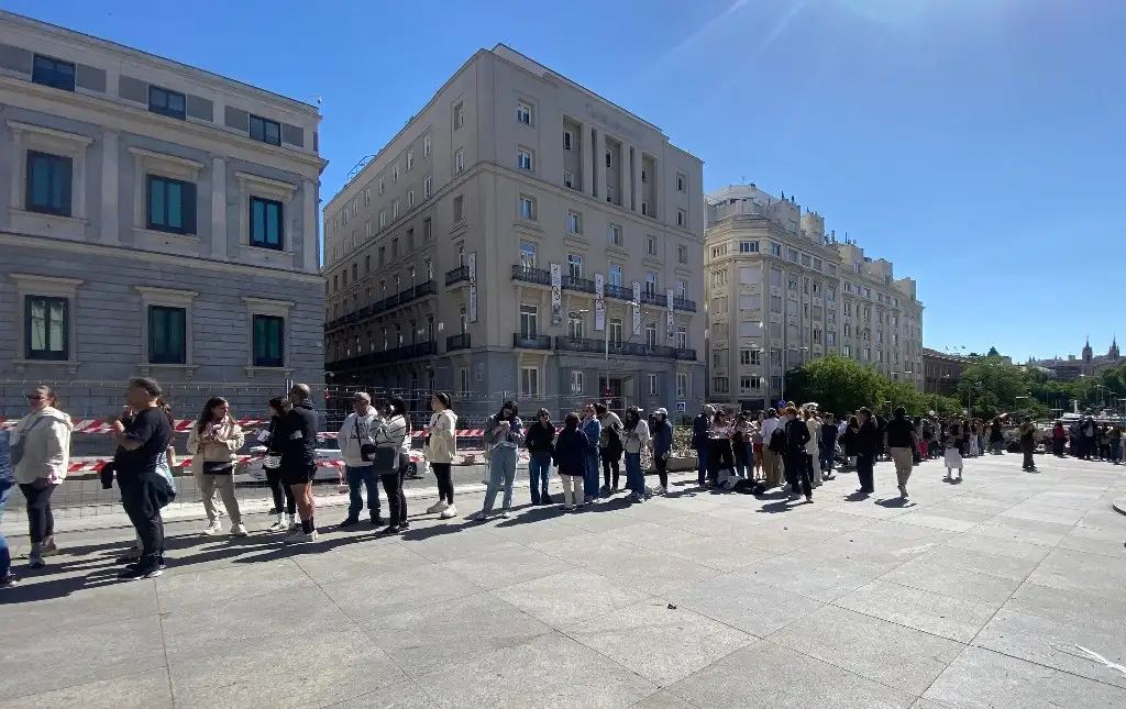 La afluencia de mexicanos para emitir su voto en el extranjero rebasó previsiones del INE; hubo gran molestia por la lentitud. El instituto informó que en total sufragaron 223 mil 961, la mayoría en Estados Unidos. La imagen, en Madrid. Foto A. Tejeda