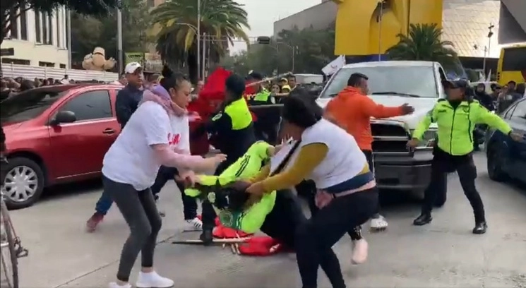 A través de redes sociales, se dio a conocer la agresión a policías de tránsito de la CDMX por parte de miembros de la organización SUMA Construyendo Sociedad, que asistieron al cierre de gira de la aspirante a coordinar la defensa de la 4T, Claudia Sheinbaum. Captura de pantalla de un video difundido en X.