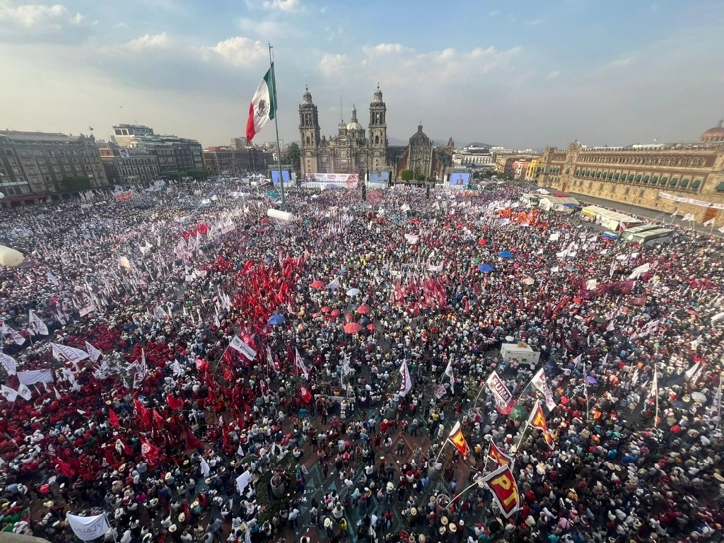 La Secretaría de Gobierno de la Ciudad de México informó que “en la concentración que se llevó a cabo en el Zócalo capitalino concluyó con saldo blanco y una asistencia de 350 mil personas”. Foto Víctor Camacho.