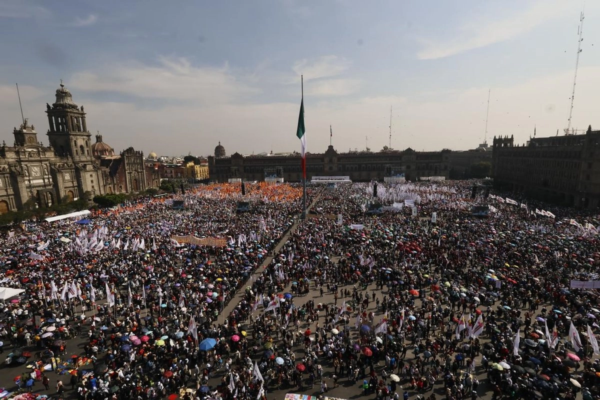 En el Zócalo capitalino se congregaron ciudadanos provenientes de todas las entidades del país y las 16 alcaldías de la ciudad, el 6 de diciembre de 2025. Foto 