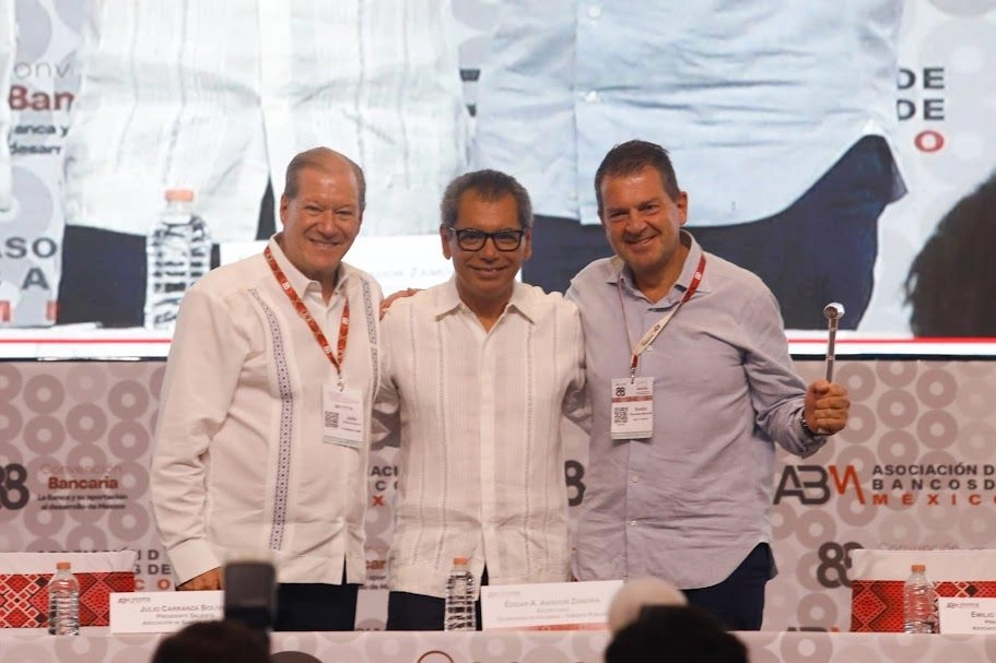 Julio Carranza (izquerda) entrega la presidencia de la ABM a Emilio Romano (derecha), en la 88 Convención Bancaria en Nuevo Nayarit, Vallarta, el 9 de mayo de 2025. Foto 
