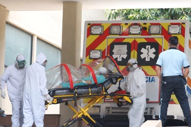 Paciente con coronavirus es ingresado al Centro Medico Nacional Siglo XXI. Foto Roberto García Ortiz