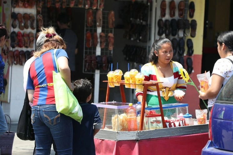 Los cuatro mil comerciantes de la vía pública miembros de Asociación recibirán las despensas y apoyos económicos. Foto María Luisa Severiano/Archivo

