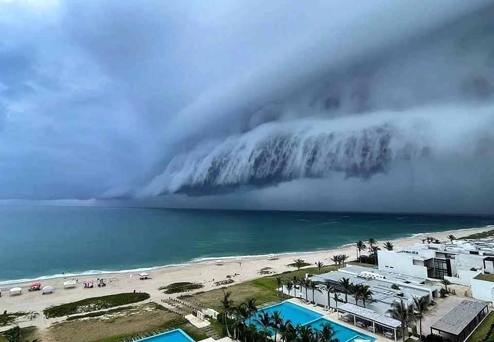 Alrededor de las 11 horas, habitantes y turistas observaron en la playa Miramar la enorme formación nubosa que, posteriormente, provocó una lluvia torrencial en la zona metropolitana del puerto, en el sur de Tamaulipas. Foto tomada de redes sociales